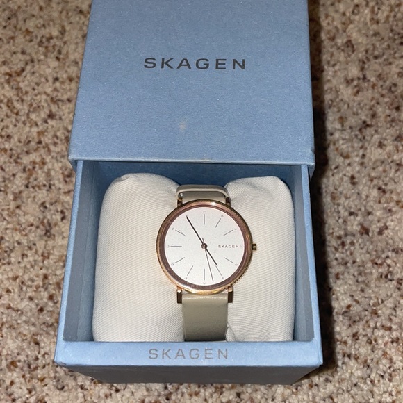 Watch - Picture 1 of 3